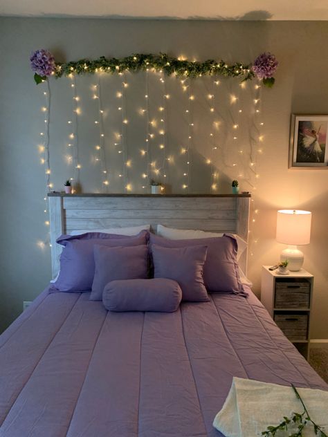 String lights Rapunzel Room Aesthetic, Tangled Room Aesthetic, Fairy Light Room Decor, Ideas Para Decorar Cuartos Juveniles, Purple Bedroom Aesthetic, Easy Room Decor, Easy Diy Room Decor, Cute Diy Room Decor, Pinterest Room Decor