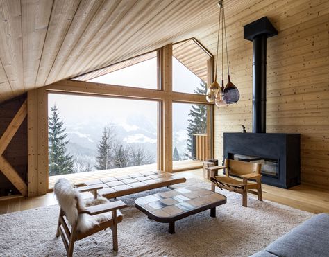 Trendy Alpine Cottage by Studio Razavi - InteriorZine Modern Cabin Interior Design, Mountain House Interior, Modern Mountain Cabin, Modern Cabin Interior, Villa Ideas, Cabin Interior Design, Zen Interiors, House Pics, Nordic House