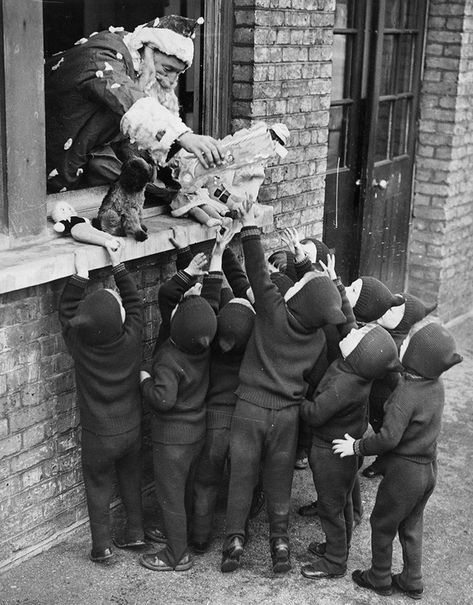 10 Of The Creepiest Vintage Holiday Photos Vintage Bizarre, Vintage Foto's, Vintage Christmas Photos, Creepy Vintage, Old Photographs, Photo Vintage, Christmas Past, Black White Photos, 인물 사진