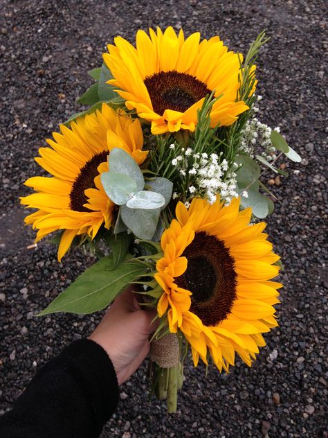 Simple Sunflower bouquet Small Sunflower Bouquet Simple, Sun Flower Bouquet Simple, Simple Sunflower Bouquet, Flower Bouquet Pictures, Simple Sunflower, Sunflower Bridal Bouquet, Fav Flower, Small Wedding Bouquets, Simple Wedding Bouquets