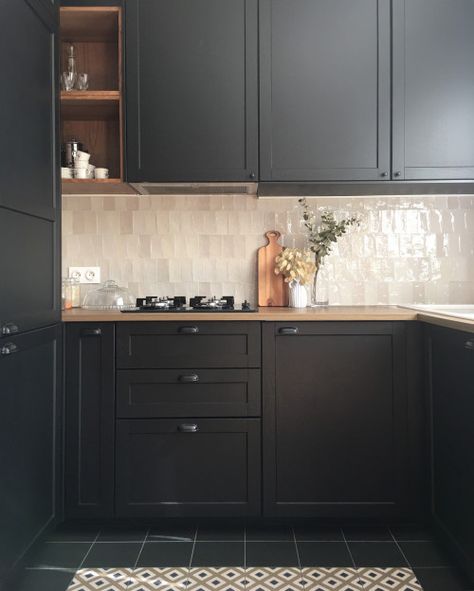 Dark Tile Kitchen, Zellige Tile Backsplash, Textured Tile Backsplash, Black Tiles Kitchen, Black Shaker Cabinets, Flat Cabinets, Beige Backsplash, Sophisticated Kitchen, White Kitchen Tiles