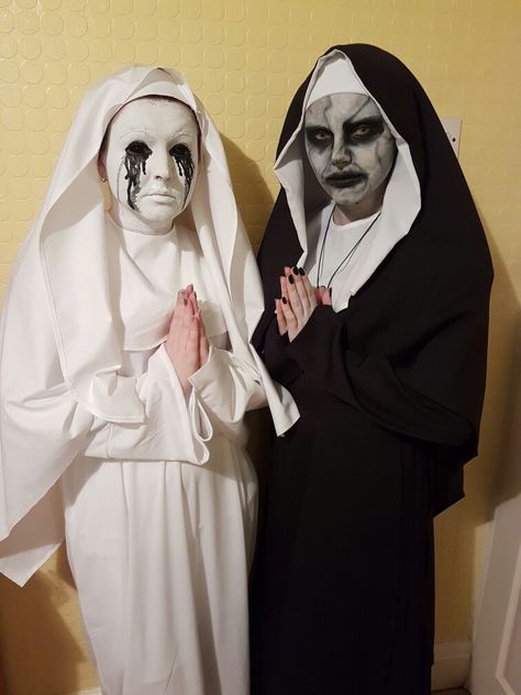 Me and my Sister this Halloween (I'm the American Horror Story Nun) #AHSfans #asylum #TheConjuring2 #Valek #Halloween #Nuns #Spooky #ScleraLenses #MakeUp #dressingupisfun Horror Nun Costume, White Nun Halloween, Scary Sister Halloween Costumes, Horrific Halloween Costumes, Creepy Nun Costume, Spooky Nun Makeup, Scary Maid Makeup, Halloween Costumes American Horror Story, The Nun Halloween Costume