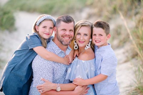 Family Beach Pictures Poses, Beach Photoshoot Family, Family Beach Session, Beach Photography Family, Large Family Photos, Family Beach Portraits, Family Photoshoot Poses, Family Portrait Poses, Summer Pics