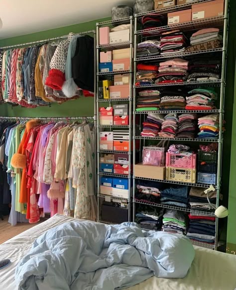 Organized Clothes Closet, Organized Room Aesthetic, Organized Closet Aesthetic, Spring Maximalism, Closet Inspo Aesthetic, Dream Closet Aesthetic, Closet Organization Ideas Aesthetic, Organized Room, Closet Organization Ideas