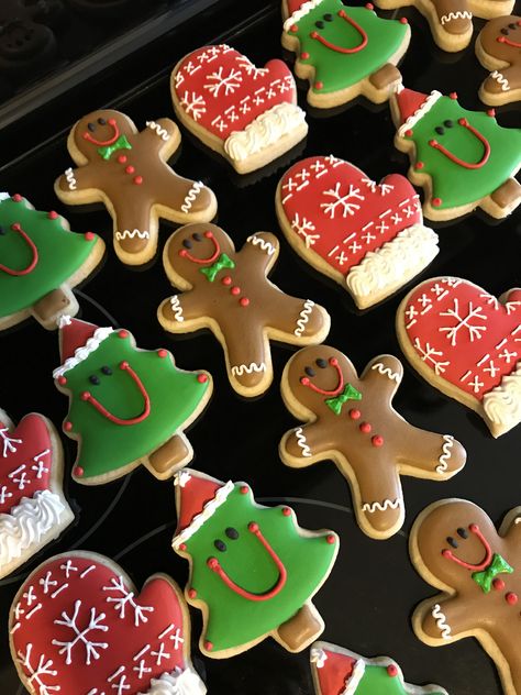 Gingerbread Man Decorated Cookies, Cookies To Make With Kids, Fun Christmas Treats, Christmas Sugar Cookies Decorated, Cookies To Make, Gingerbread Cookies Decorated, Pantry Baskets, Flooding Cookies, Decorative Cookies