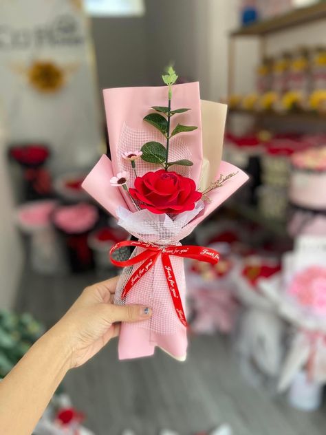 🥰Detalle para el día de la Mujer ¿Que esperas para Sorprender con nosotros? Simple Single Flower Bouquet, Single Rose Flower Bouquet, Buket Mini, Kado Valentine, Single Bouquet, Single Flower Bouquet, Ribbon Flowers Bouquet, Diy Bouquet Wrap, Bouquet Tutorial