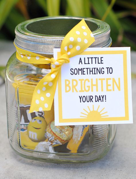 DIY Gift for the Office - Little Something TO Brighten Your Day - DIY Gift Ideas for Your Boss and Coworkers - Cheap and Quick Presents to Make for Office Parties, Secret Santa Gifts - Cool Mason Jar Ideas, Creative Gift Baskets and Easy Office Christmas Presents http://diyjoy.com/diy-gifts-office Office Christmas Presents, Brighten Your Day Gift, Christmas Gifts For Your Boss, Creative Gift Baskets, Gifts For Your Boss, Presente Diy, Bosses Day Gifts, Coworkers Christmas, Cheer Up Gifts