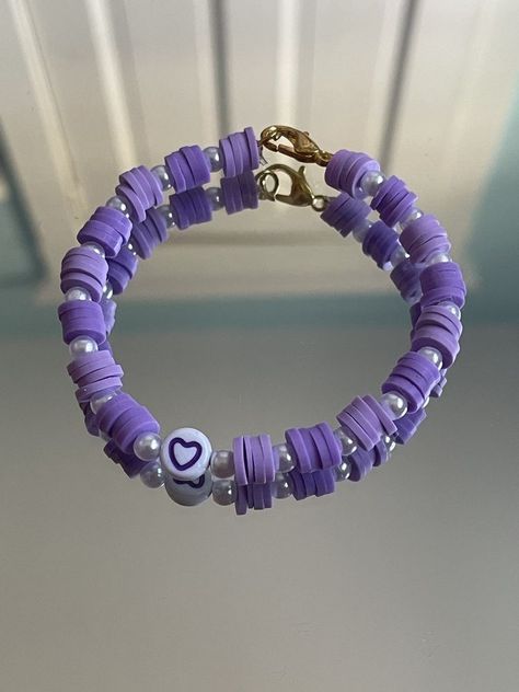 Small Bissness Bracelets, Beads Bracelet Design Purple, Beaded Purple Bracelets, Purple Clay Beads Bracelet, Pink And Purple Clay Bead Bracelet, Idea For Bracelet, Clay Bead Bracelet Ideas With Pearls, Clay Bead Bracelet Ideas Valentines, Purple Clay Bead Bracelet Ideas