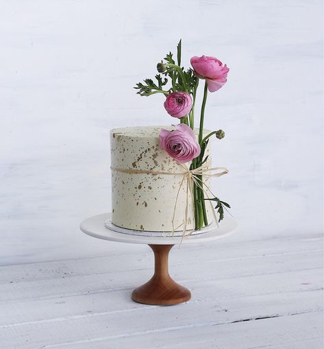 Bernadette Gee on Instagram: “CAKE ⠀⠀⠀⠀⠀⠀⠀⠀⠀ These ranunculus are such a gorgeous addition ⠀⠀⠀⠀⠀⠀⠀⠀⠀ Details: Swiss meringue sharp as shit finish, gold paint splatters,…” Buttercream Ganache, Cake Buttercream, Instagram Cake, Swiss Meringue, Paint Splatters, Cake Wedding, Ranunculus, Gold Paint, Meringue