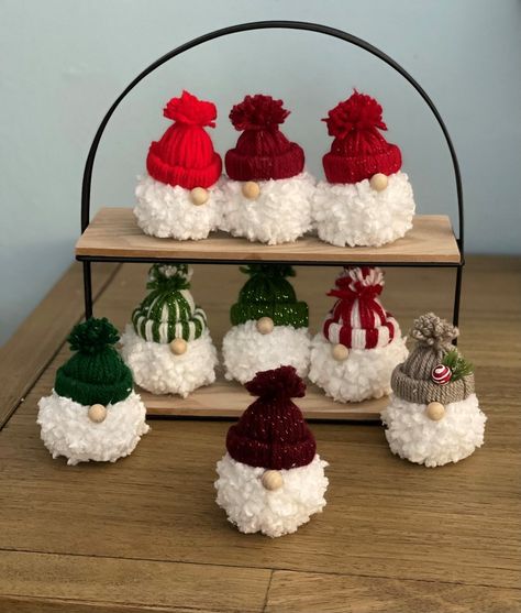 Santa Pompom Click to see more colors - Etsy Canadá Christmas Pom Pom Crafts, Jul Diy, Christmas Pom Pom, Fun Ornaments, Handmade Christmas Crafts, Pom Pom Crafts, Gnomes Crafts, Christmas Ornament Crafts, Ornament Crafts