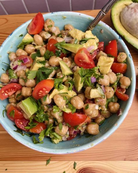 This delicious vegan chickpea salad is quick and easy to pull together and uses bright, healthy ingredients to form a tasty, well rounded salad. Get a punch of protein, fats, and fresh veg in one yummy bowl. Perfect as a summer chickpea salad, or to help detox heavy holiday foods, this salad will make you feel as good as it tastes! | Vegan Recipes | Vegan Salad | Vegan Chickpea Recipes | Vegan Foods | Healthy Recipes | Plant Based | #yumveganblog #vegan #vegansalads #chickpeas #chickpeasalad Easy Chickpea Salad, Salad Calories, Vegan Chickpea Salad, Chickpea Salad Vegan, Vegan School Lunch, Vegan Chickpea Recipes, Lunch Saludable, Easy Vegan Lunch, Vegan Protein Recipes