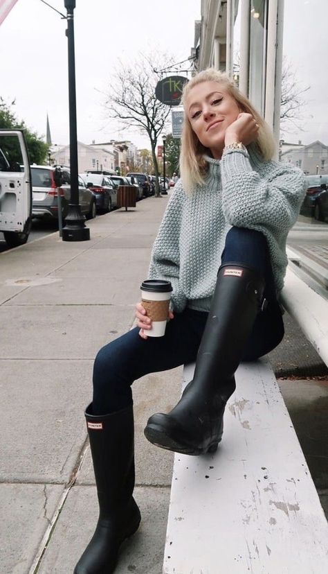 Black Rainboots Outfit, Rainboots Outfit Winter, Hunter Boots Outfit Winter, Black Rain Boots Outfit, Rain Boots Outfit Winter, Black Hunter Boots Outfit, Rain Day Outfits, Hunter Rain Boots Outfit, Rain Boots Outfit