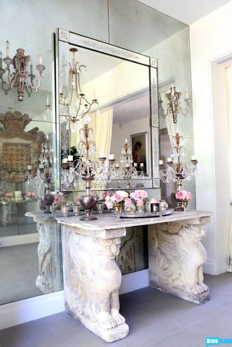 Lisa Vanderpump's Beverly Hills Home; a photo tour Lisa Vanderpump House, Ingangs Decor, Villa Rosa, Lisa Vanderpump, Beverly Hills Houses, Hal Decor, Mirror On The Wall, Cheap Decor, Beauty Room