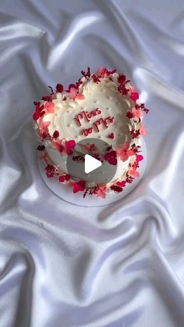 The Wedding Vine | Tips and Ideas on Instagram: "😍😍😍 Miss to Mrs. ❤️❤️❤️ video from @delicious_bakez #cake #married #weddinggift #weddinggiftsidea #weddinggiftideas #weddinggifts #cakestagram #cakesofinstagram #marriage #newlymarried #cakedesign #cakeart #cakestyle #cakecakecake #cakelover #cakeoftheday" Cake Married, Miss To Mrs Cake, Miss To Mrs, Shower Diy, Bridal Shower Diy, From Miss To Mrs, Fashion Cakes, Cake Lover, Newly Married