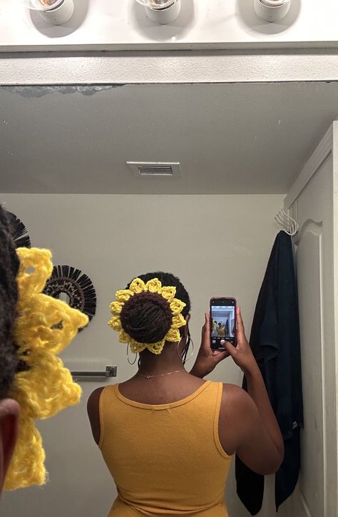 Scrunchies Design, Sunflower Scrunchie, Cabello Afro Natural, Crochet Scrunchies, Sunflower Crochet, Free Pattern Crochet, Short Locs Hairstyles, Pelo Afro, Protective Hairstyles Braids