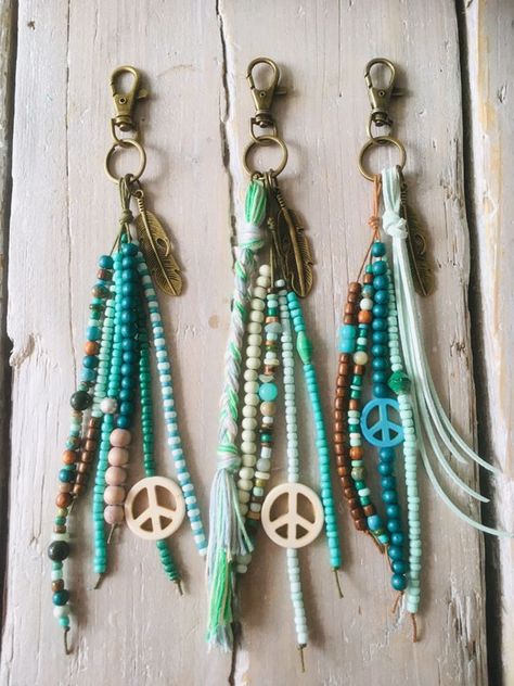 Western Car Charms Rear View Mirror, Beaded Keyrings Ideas, Purse Charms Ideas, Diy Bead Keychain, Diy Zipper Pulls, Handmade Keychains Diy, Keyrings Diy, Key Rings Diy, Tassen Hanger