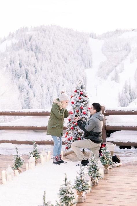 Winter Proposal Ideas, Geometric Wedding Decor, Winter Proposal, Holiday Engagement, Christmas Proposal, Proposal Pictures, Winter Pins, Christmas Engagement, Proposal Photos