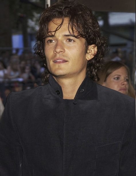 #orlandobloom #piratesofthecaribbean #2000s #style #fashion #vintage #retro #grunge #potc #actor Orlando Bloom Young, Curly Hair Celebrities, 2000s Boys, 2000s Men, Lucy Boston, Anime Uniform, Disney Costume, Orlando Bloom, Girls Frontline