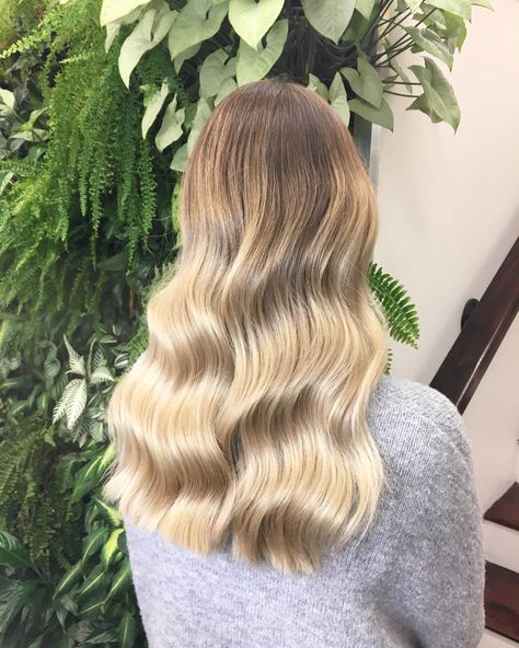 The "Vertical Pull-Down" Is The Easiest Hair Trick You'll Learn #refinery29  http://www.refinery29.com/2016/09/122734/soft-waves-hair-trend-instagram-photos Soft Waves Hair, Long Hair Waves, Twisted Hair, Curls For Long Hair, Loose Waves Hair, Soft Waves, Hair Photo, Mode Inspo, Beauty And Fashion