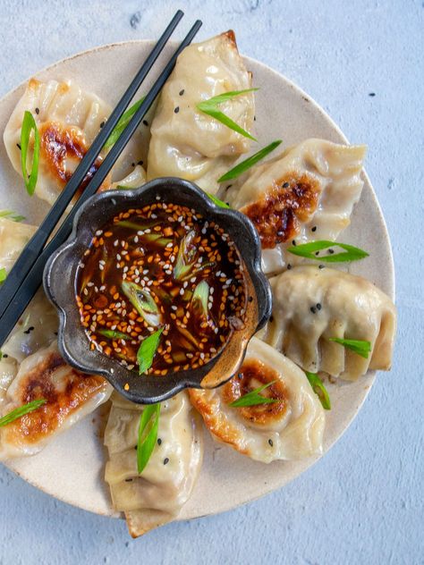 Mandu (Korean Dumplings) - OMG! Yummy Healthy Korean Food, Kimchi Soup Recipe, Mandu Recipe, Traditional Korean Food, Korean Appetizers, Kimchi Recipes, Vegetable Dinner, Gastronomic Food, Korean Dumplings