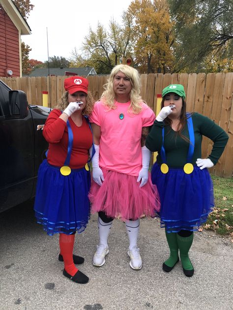 Halloween- Mario, Luigi & Princess Peach Mario Luigi And Princess Peach Costumes, Mario Luigi Princess Peach Costume, Friend Cosplay, Princess Peach Costume, Peach Costume, Trio Costumes, Trio Halloween Costumes, Mario Luigi, Mario Bros.