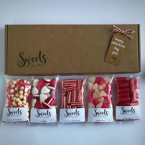 Boutique Patisserie, Strawberry Box, Strawberry And Cream, Gift Box Ideas, Valentines Box, Valentines Gift Box, Candy Gift Box, Sweet Cones, Sweets Gift