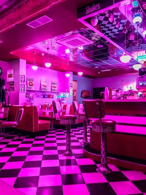 Diner Aesthetic, Aesthetic Restaurant, Restaurant Pictures, Vintage Diner, Nightclub Design, Retro Diner, Aesthetic Light, 80s Aesthetic, Vaporwave Aesthetic