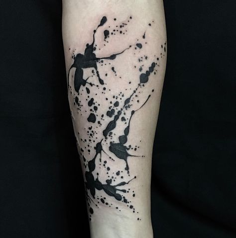 Paint splatter tattoo by Tim Mueller Ink Splatter Tattoo, Paint Splatter Tattoo, Splatter Tattoo, Kunst Tattoos, Ink Splatter, Painting Tattoo, Modern Tattoos, Ink Blot, Abstract Tattoo