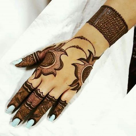 New Mehendi Designs For The Minimalist Bride! | WedMeGood Karva Chauth Mehndi Designs, Rajasthani Mehndi Designs, Khafif Mehndi Design, Tato Henna, मेहंदी डिजाइन, Mehndi Designs 2018, Bridal Mehendi Designs Hands, Rose Mehndi Designs, Mehndi Design Pictures