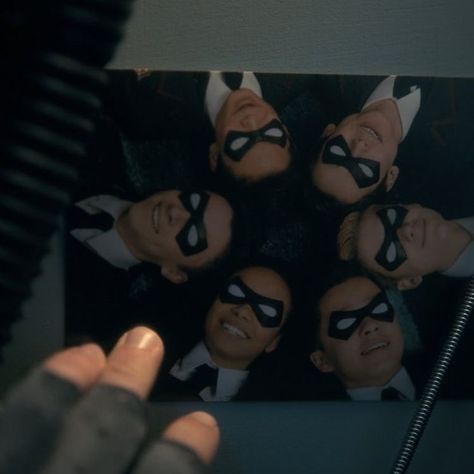 Season 3 Umbrella Academy, Tua Aesthetic, The Umbrella Academy Aesthetic, Umbrella Academy Aesthetic, Umbrella Academy Cast, Academia Umbrella, Academy Aesthetic, Academy Umbrella, Funny Umbrella