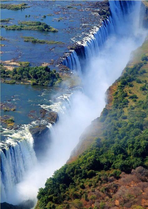 20 Jaw-Dropping Landmarks in Africa You Can't Miss • Hoponworld Beauty Of South Africa, Africa Famous Places, Rivers In Africa, Safari South Africa Kruger National Park, Victoria Falls Zimbabwe, Panorama Route South Africa, Zambezi River, Africa Destinations, Valley Of The Kings