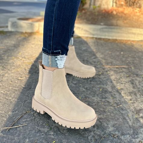 Chelsea Boots Cream, Khaki Chelsea Boots Outfit, Women's Fall Shoes, Comfy Fall Boots, Fall Shoes 2024, Red Block Heels, Active Style, Fall Boots Outfit, Womens Casual Boots