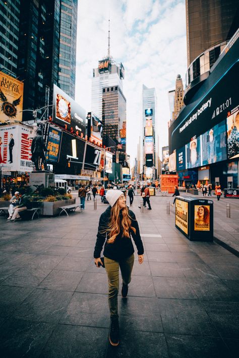 Emily Mandagie walking in Times Square NYC - Discover The Best Instagram Spots in NYC in this detailed photography post! All inclusive with New York maps, NYC photography tips, and the best places to snap beautiful pictures of Manhattan. Save this post to read and plan later! #NewYorkCity #NYC #Manhattan #Brooklyn #NewYork #CentralPark #StatueofLiberty #Instagram #Photography #Travel #GrandCentralStation #TimesSquare New York Maps, Detailed Photography, Newyork Centralpark, Photographie New York, Times Square Nyc, New York Landmarks, Nyc Photoshoot, Brooklyn Newyork, Nyc Living