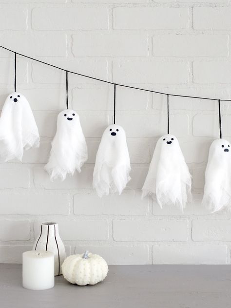 Cute with a bit of spook! Decorate with a DIY Halloween banner featuring these easy and kid-friendly mini ghosts. Eek! Halloween is almost here! Diy Halloween Banner, Halloweenpyssel Barn, Veselý Halloween, Diy Halloween Ghosts, Ghost Garland, Diy Halloween Dekoration, Mini Ghost, Dekorasi Halloween, Uhyggelig Halloween