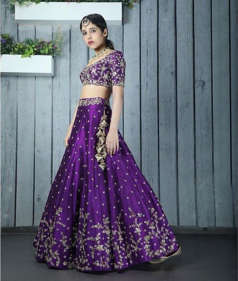 Raw Silk Lehenga Designer, Purple Colour Lehenga, Purple Lehenga Designs, Zardozi Border, Silk Bridal Lehenga, Peach Dupatta, Stylish Lehenga, Cutdana Work, Purple Lehenga