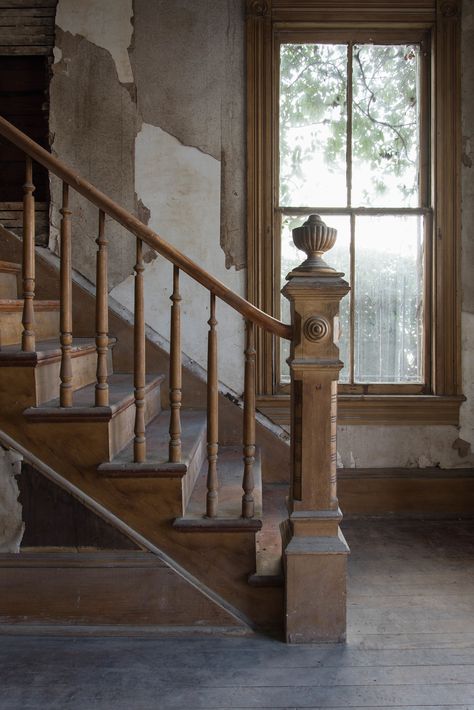 Cottage Stair Railing Ideas, Vintage Stair Railing, Old Farmhouse Stairs, 1900 Staircase, Vintage Railing, Colonial Staircase, Antique Staircase, French Staircase, Traditional Stairs