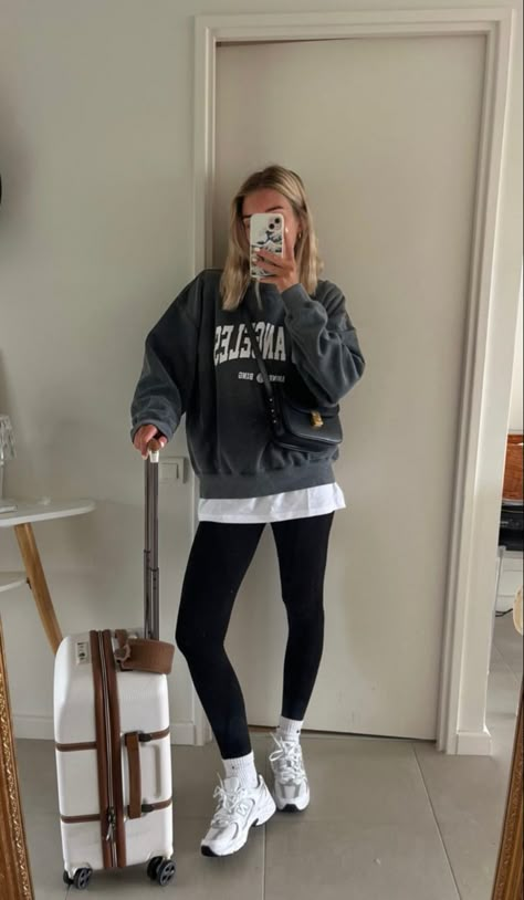 New Balance 530 Outfit, Leggins Outfit, Outfits Leggins, Sporty Chic Outfits, Look Legging, Moda Curvy, New Balance Outfit, Fashion Pic, Winter Fashion Outfits Casual