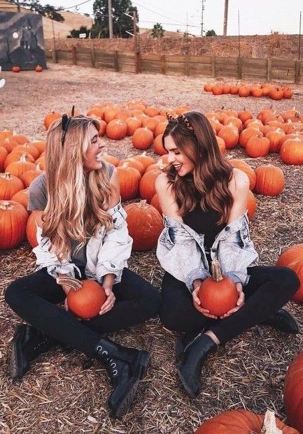 Portret Feminin, Pumpkin Patch Photoshoot, Pumpkin Patch Pictures, Fall Friends, Oki Doki, Holiday Outfits Women, Pumpkin Patch Outfit, Best Friend Photography, Shotting Photo