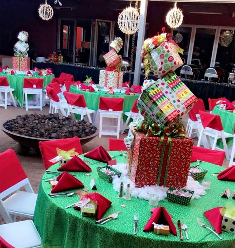 Office Christmas Dinner Decorations, Corporate Xmas Party Decor, Christmas Party Office Decorations, School Christmas Party Centerpieces, Christmas Decor Ideas For A Party, Office Holiday Party Centerpieces, Christmas Table Contest Ideas, Santa Brunch Decorations, Work Holiday Party Decor Ideas