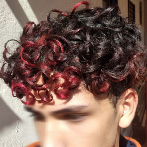 Red Curly Hair Men, Dyed Curly Hair Men, Red Halo Hair, Halo Hair Color, Cortes Aesthetic, Hair Color With Bangs, Red Hair Streaks, Red Hair Boy, Hair Color Red