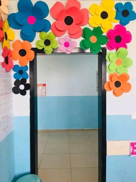 Spring Bulletin Boards Preschool, Craft Decoration Ideas, English Advanced, Spring Flower Crafts, Kindergarten Decorations, Fall Classroom Decorations, School Board Decoration, Ideas For Teachers, Easy Art For Kids