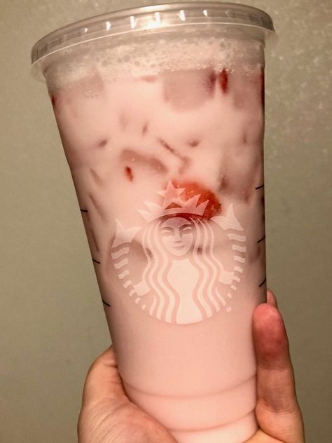 Here's How You Can Order A Starbucks Skinny Pink Drink That Is Only 40 Calories Pink Drink At Starbucks, Starbucks Pink Drink Recipe, Pink Drink Starbucks, Pink Drink Recipes, Rainbow Drinks, Sugar Free Vanilla Syrup, Starbucks Secret Menu Recipes, Starbucks Strawberry, Passion Tea