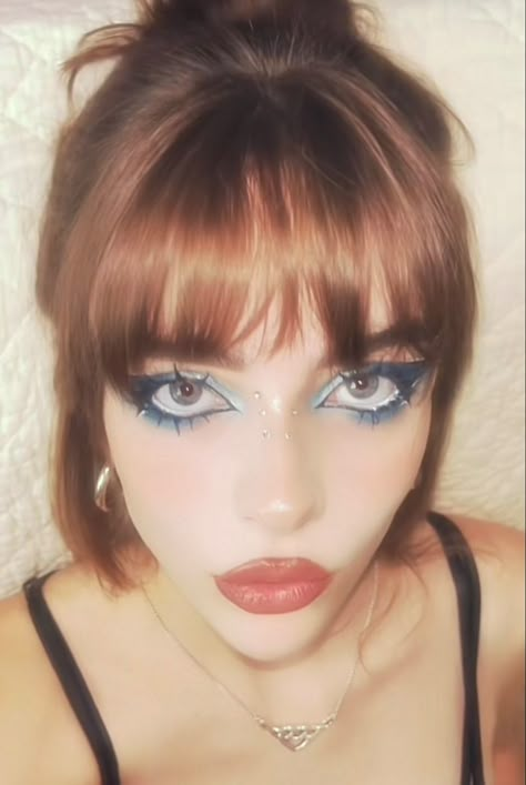 Blue Alternative Makeup, Makeup For Blue Hair, Unique Eye Makeup, Fun Eyeshadow, Fun Makeup Looks, Funky Makeup, Cute Eye Makeup, Cool Makeup Looks, Ethereal Makeup