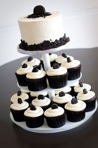 Oh baby! Goth Bakery, Tuxedo Cupcakes, Black And White Party Decorations, Cupcake Centerpieces, Cupcake Gigante, Black And White Cupcakes, Oreo Cupcake, Black Cupcakes, Black And White Wedding Cake