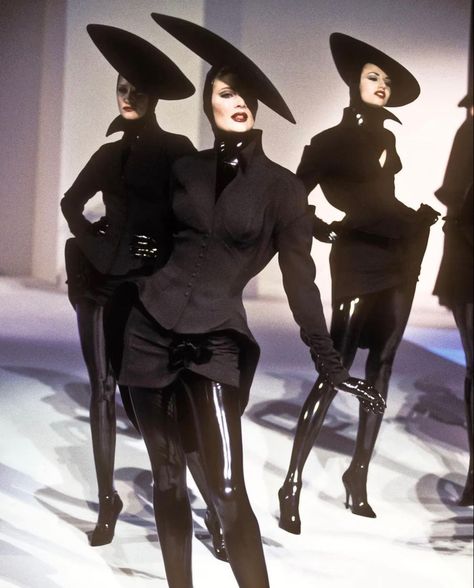 Mugler 1995, Mugler 90s, Mugler Fashion, Futurism Fashion, Fashion Words, Runway Fashion Couture, Thierry Mugler, Best Cosplay, Material Girls