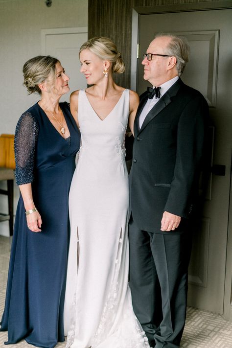 Mother And Father Of The Bride Photos, Bride With Father Photos, Wedding Family Formals, Father Of The Bride Photo Ideas, Bride And Family Photo Ideas, Mother Of The Bride Poses, Bride With Family Pictures, Parents Wedding Outfit, Father And Bride Photos