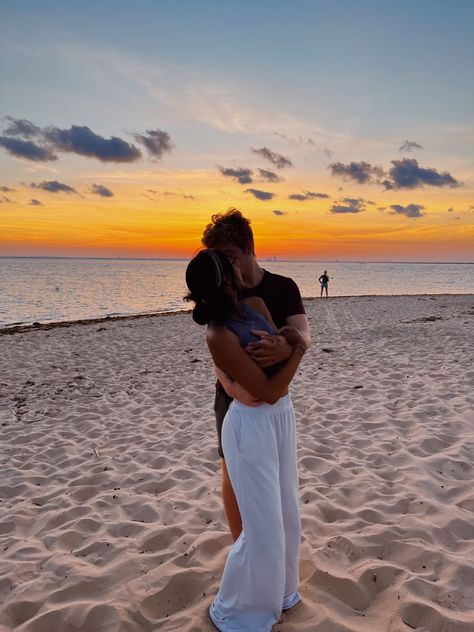 couple beach pic Spring Break Couples Pictures, Relationship Pic Ideas, Sunset Beach Couple Pictures, Beach Couple Photo Ideas, Beach Pics With Boyfriend, Boyfriend Beach Pictures, Couple Poses Beach, Couples On The Beach, Florida Pics