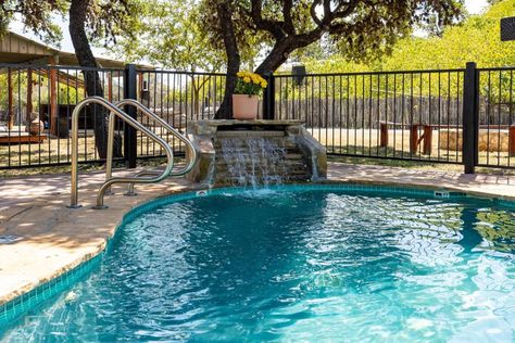 The Historic Leakey Inn is located in Leakey city, Texas state, USA. Leakey Texas, Places In Usa, Texas State, Tourist Places, Famous Places, Historical Place, Best Sites, Swimming Pools, Things To Do