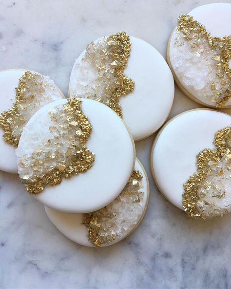 Oh. Em. GEODE! 💎 I’ve been wanting to try out this geode cookie technique & I’m super happy with how they turned out! . . . . .… Geode Macarons, Macaroon Designs, Cookie Techniques, Elegant Cookies, Geode Cake, Chocolate Covered Treats, Macaroon Recipes, Fondant Cookies, Cookie Time