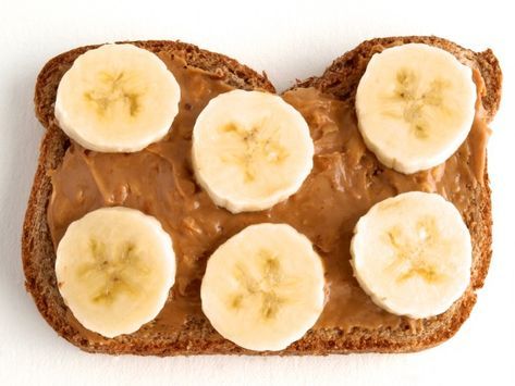 Ever wonder what is the best food to eat before a workout? Check out this list of great pre-workout snacks to fuel up on, that will increase your performance, and keep you energized throughout your entire workout. Fruit Toast, Morning Toast, Banana Toast, Banana Sandwich, Preworkout Snack, Banana Slices, Healthy Honey, Food Png, Fruit Breakfast